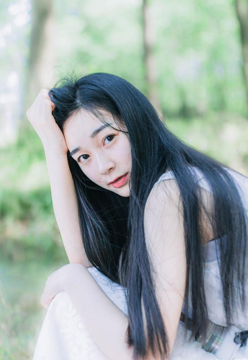 “不能退啊！”诸葛亮苦涩的摇摇头，摊开地图，指着荆州的位置道：“原本吕布要对荆州用兵，我军只需在南阳数道关口布置防线，便可将吕布挡住，但自庞统攻破汉中以来，吕布兵锋，便可自上庸而入，两面威逼南阳，一旦蜀中被吕布占据，那吕布便可从夷陵顺江而下，直击荆州腹地，加上如今江东孙氏对我军虎视眈眈，荆州将是四面楚歌之境！”